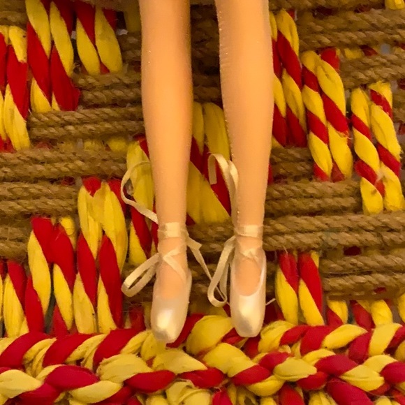 Swanlake Barbie - Picture 4 of 7